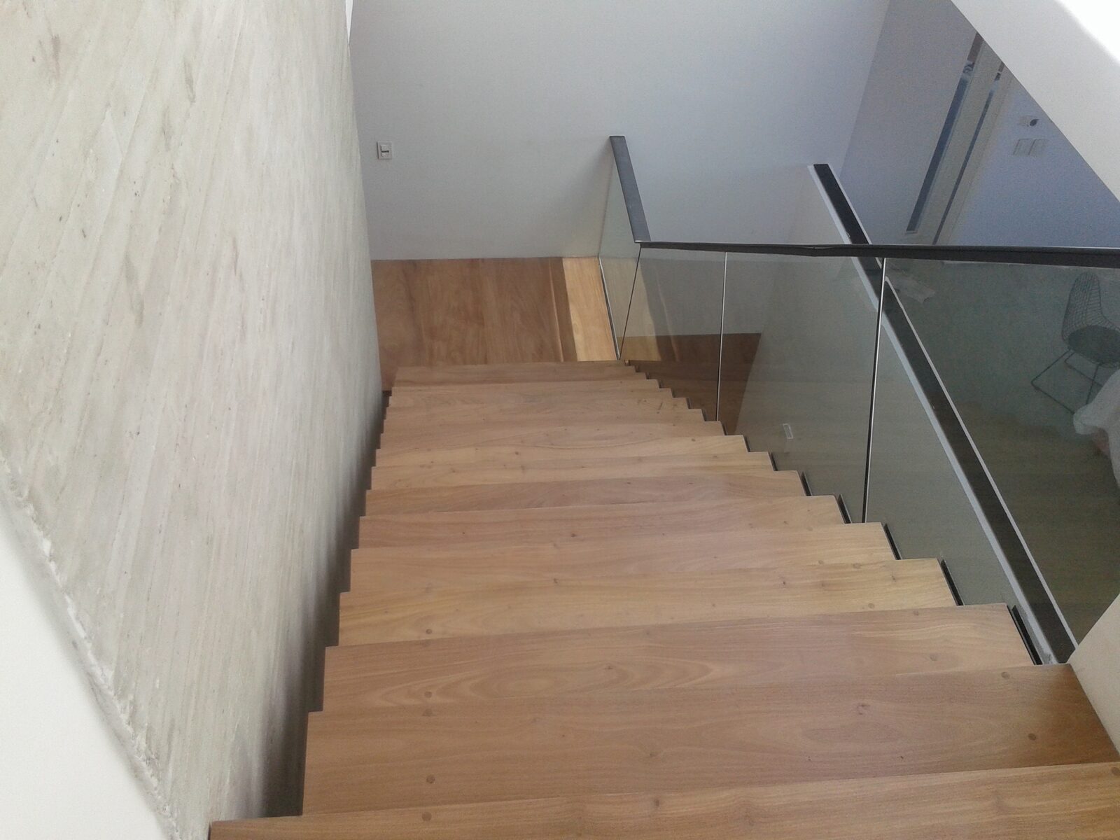 Escalera de madera con baranda de vidrio