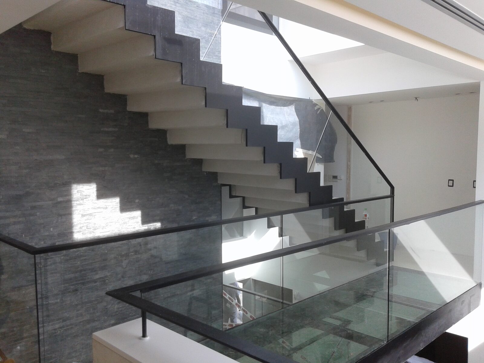 Escalera flotante con baranda de vidrio