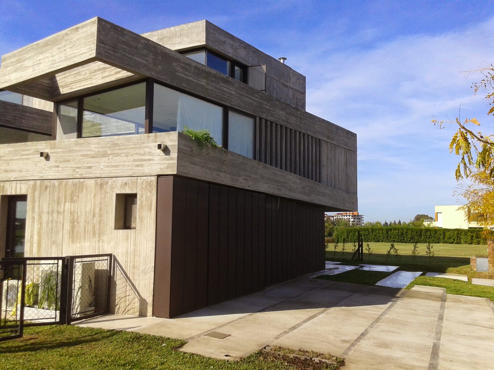 Vivienda moderna con revestimiento metálico